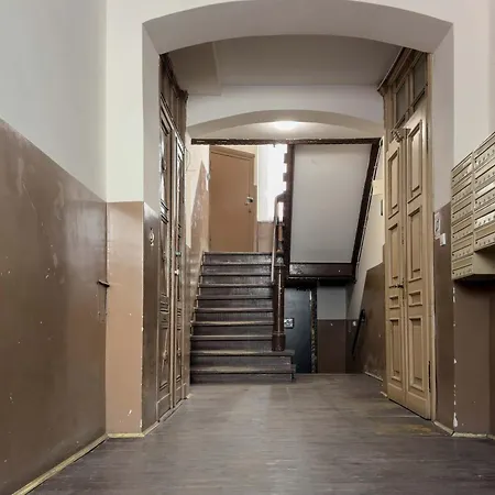 Comfortable Near The Old Town By Renters Apartment *
