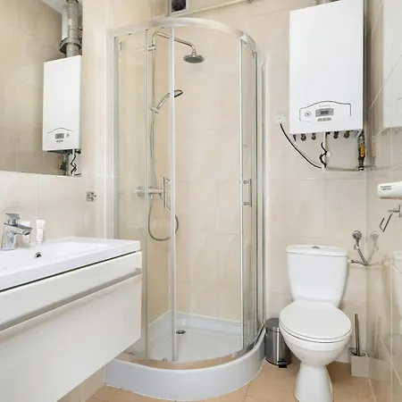 Comfortable Near The Old Town By Renters דירה *